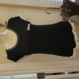 Layla black short sleeve top white ruffle sleeve picket & hem stretch Size M EUC